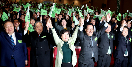 민주평화당 창당준비위원장인 조배숙 국민의당 의원(앞줄 왼쪽 두번째부터)과 박지원 의원, 천정배 의원, 정동영 의원 등 참석자들이 28일 국회 의원회관에서 열린 창당발기인대회에서 손을 들어 구호를 외치고 있다.  연합뉴스